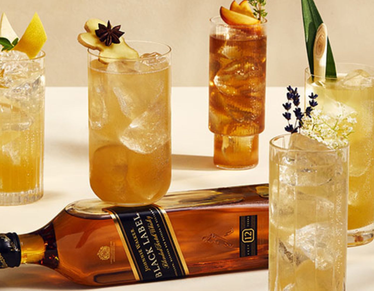 Colección de cócteles de whisky con botella de Johnnie Walker Black Label
