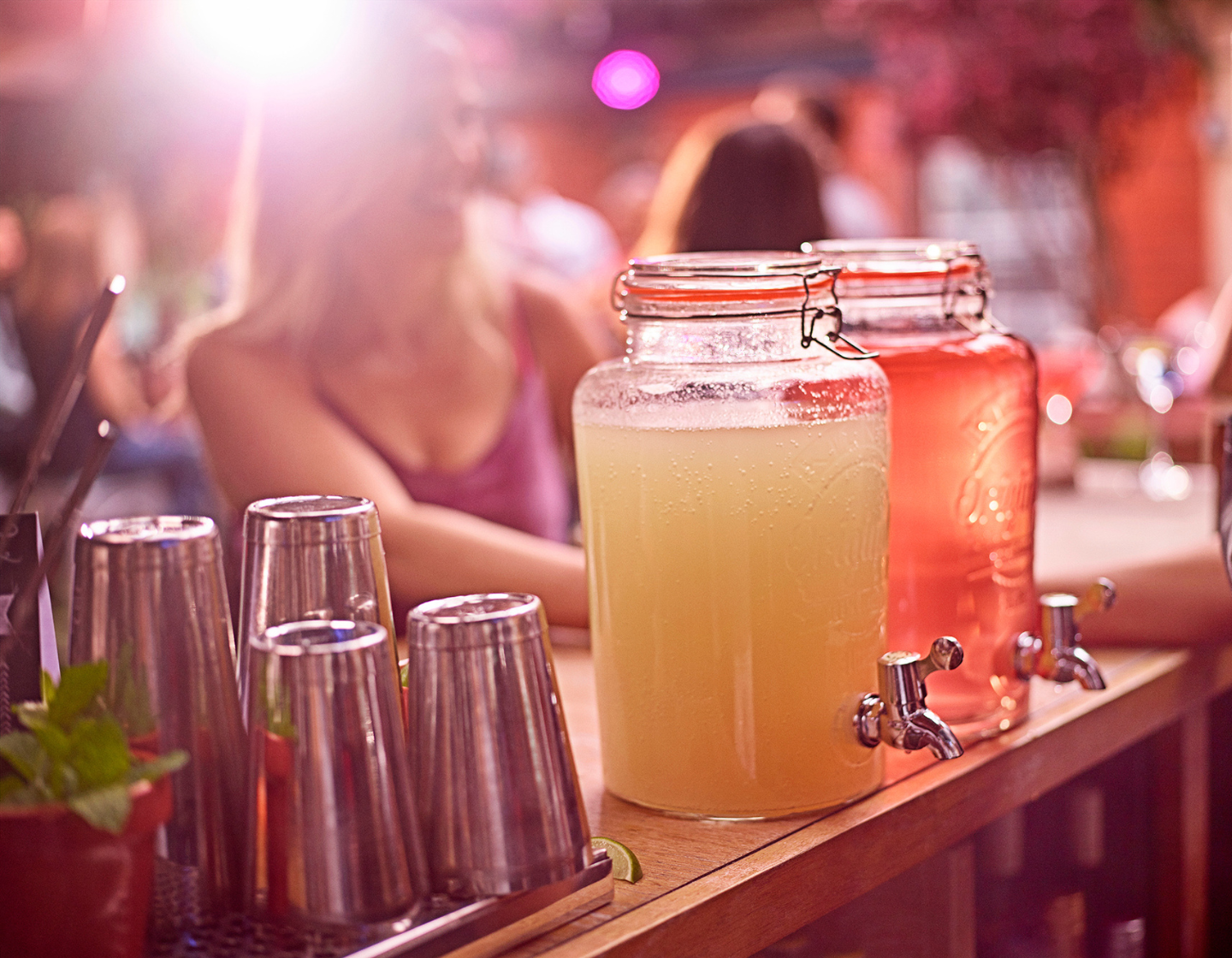 Dois jarros grandes de bebidas com torneiras na mesa