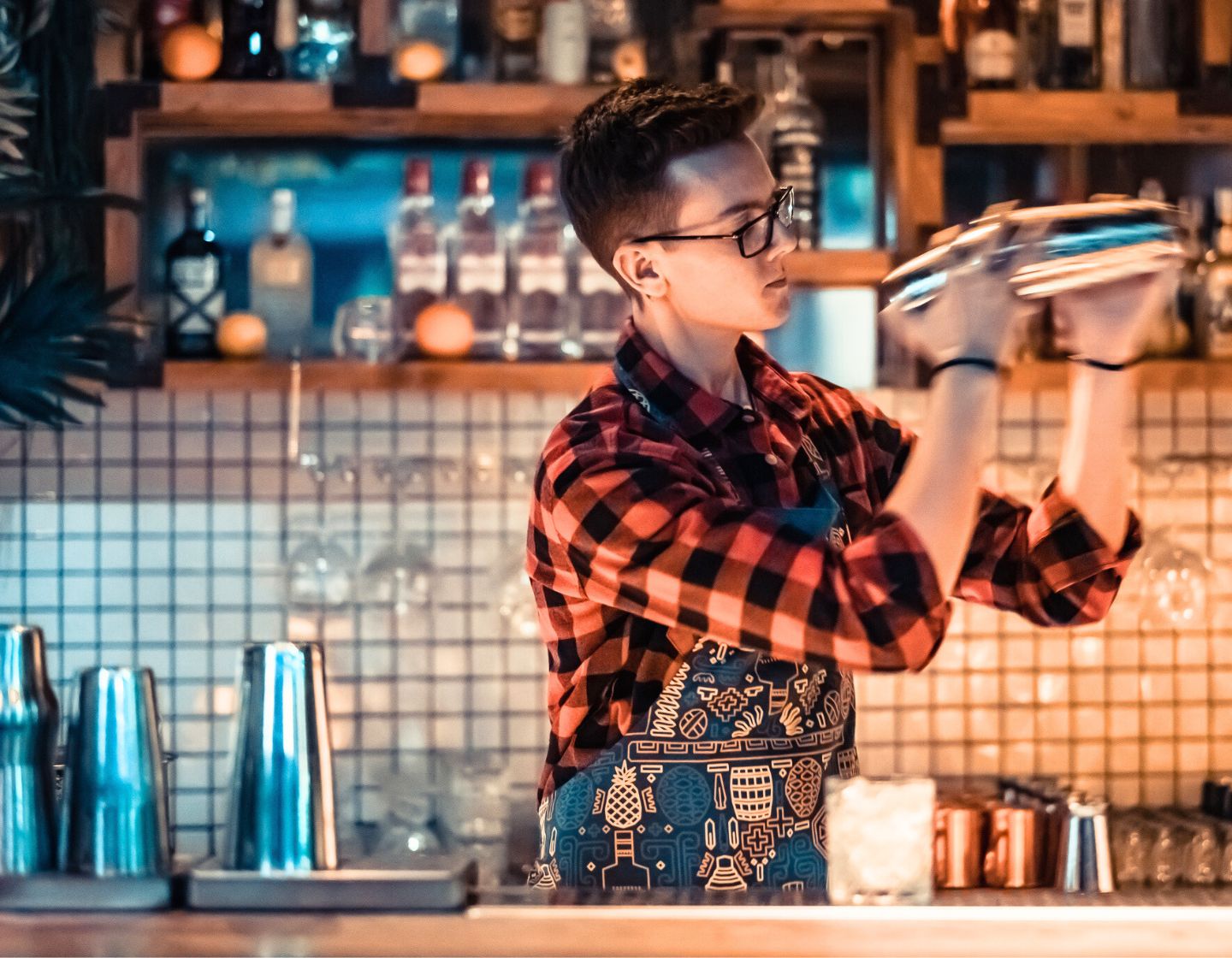 Bartender utilizando una coctelera.