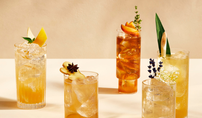 Cinco serves de whisky en highballs con varios garnishes