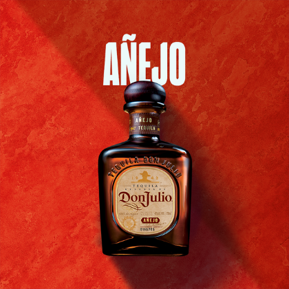 Botella Don Julio añejo con fondo rojo