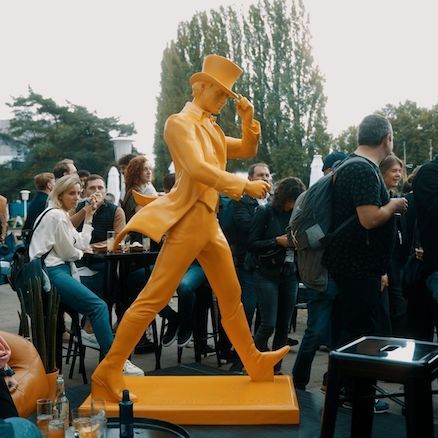 Johnnie Walker Statue in einer Menschenmenge