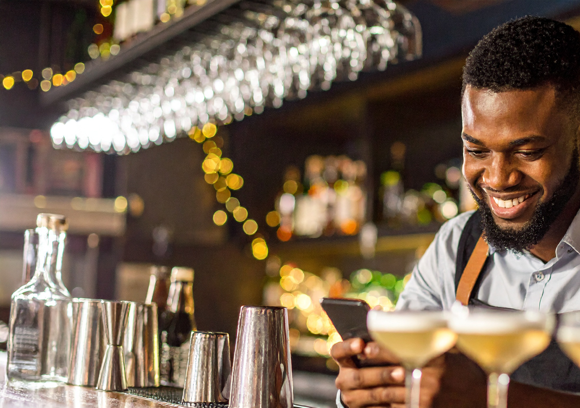 Bartender viendo su celular