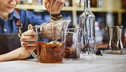 Bartender removiendo mezcla