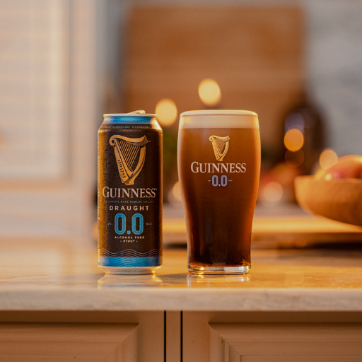 Der Guinness 0.0 alkoholfrei steht auf einem Tresen