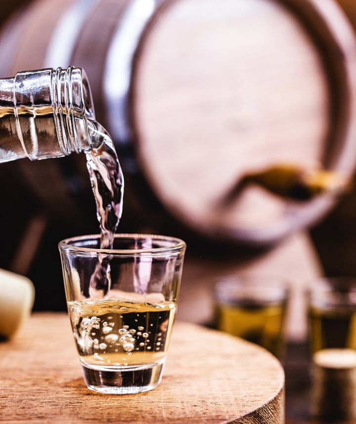 imagem de um barril com cachaça