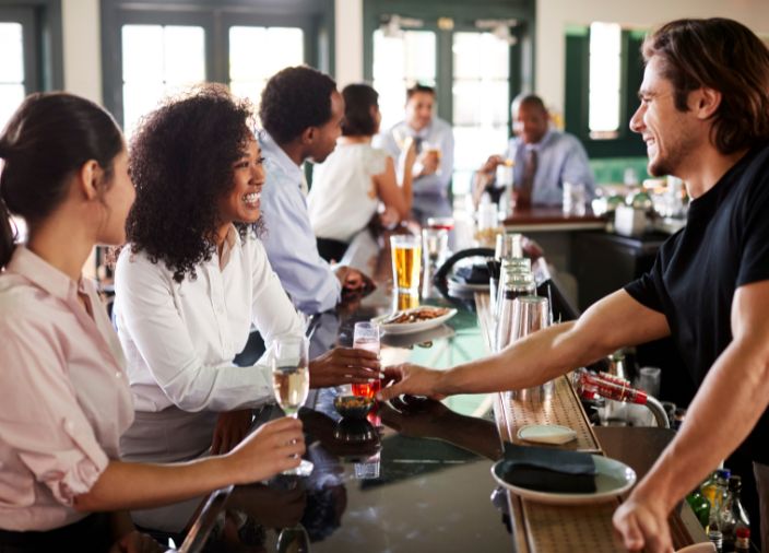 El director del bar comunicandose con el personal
