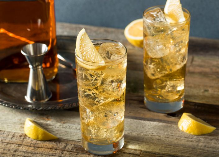 Cóctel de whisky en un vaso highball con un adorno de limón
