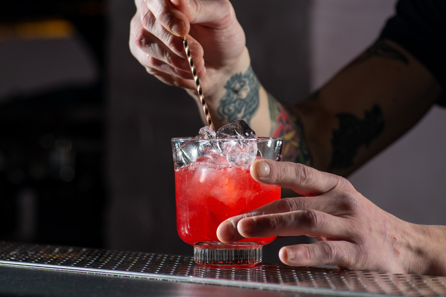Imagem de um bartender fazendo um coquetel no bar