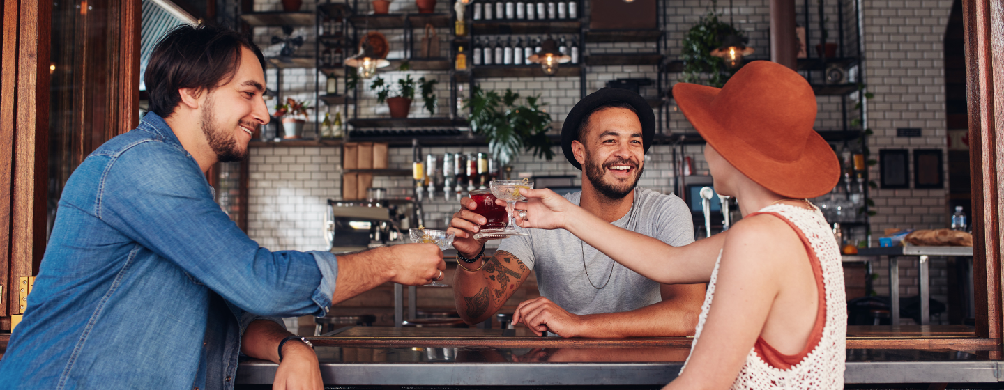 Zwei Barkeeper stoßen mit Drinks an