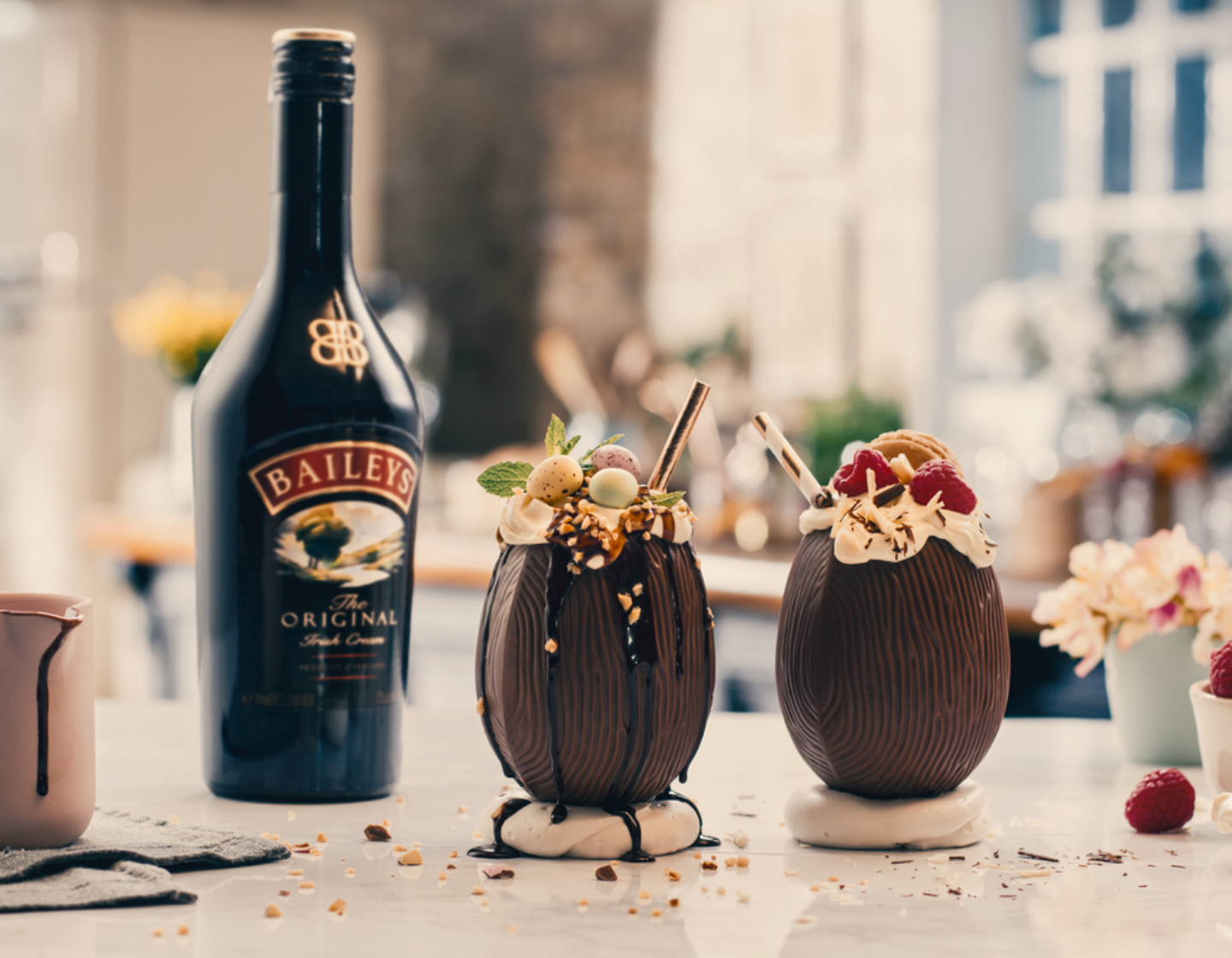 Dos huevos de chocolate de Pascua junto a una botella de Baileys