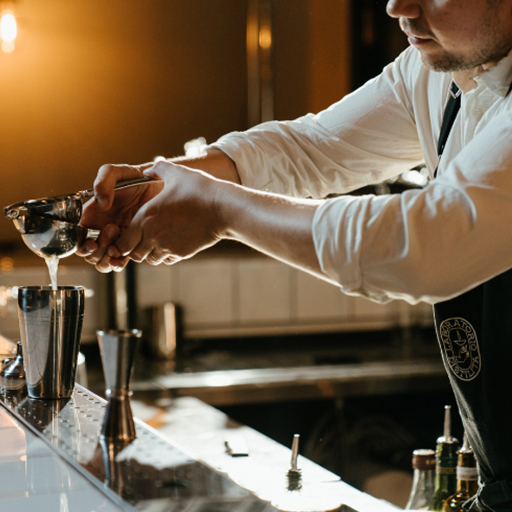 Bartender preparando um coquetel
