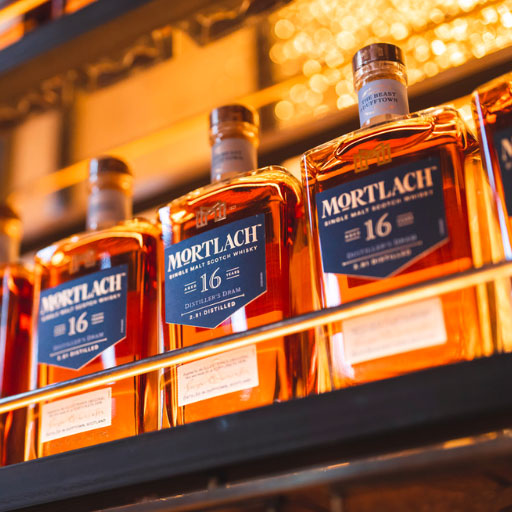 Fila de botellas de Mortlach 16 años en la estantería.