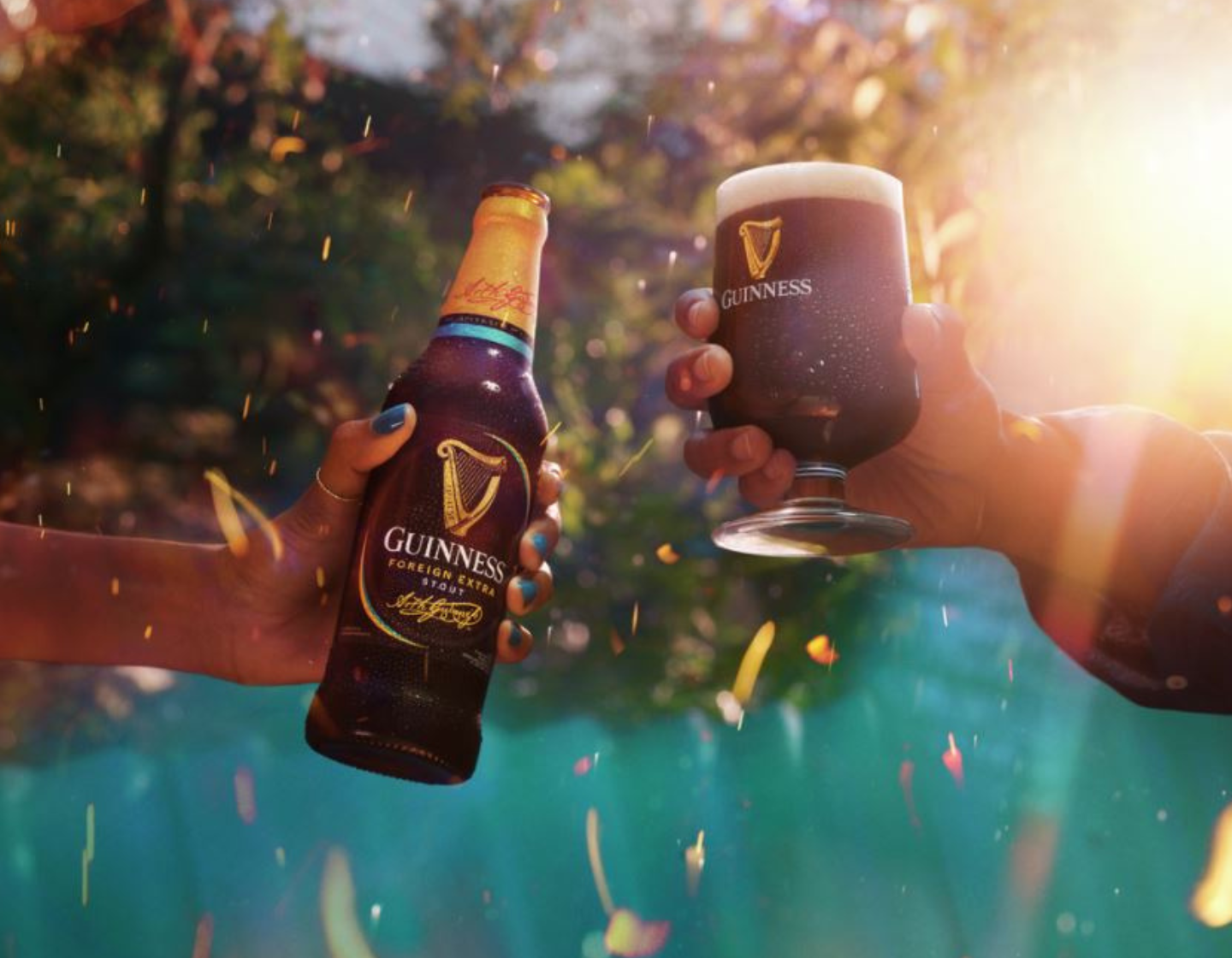 Eine Flasche Guinness Foreign Extra Stout und ein Guinness Foreign Extra Stout Glas.
