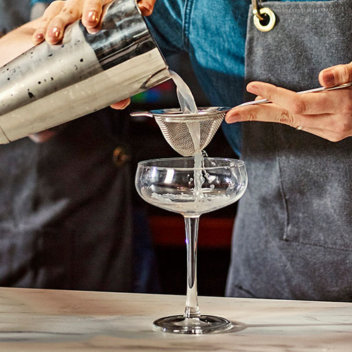 Cóctel servido por un bartender