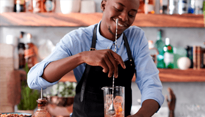 bartender sonriendo en su lugar de trabajo 