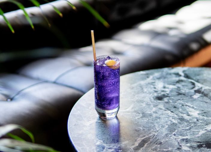 Cóctel morado en la mesa
