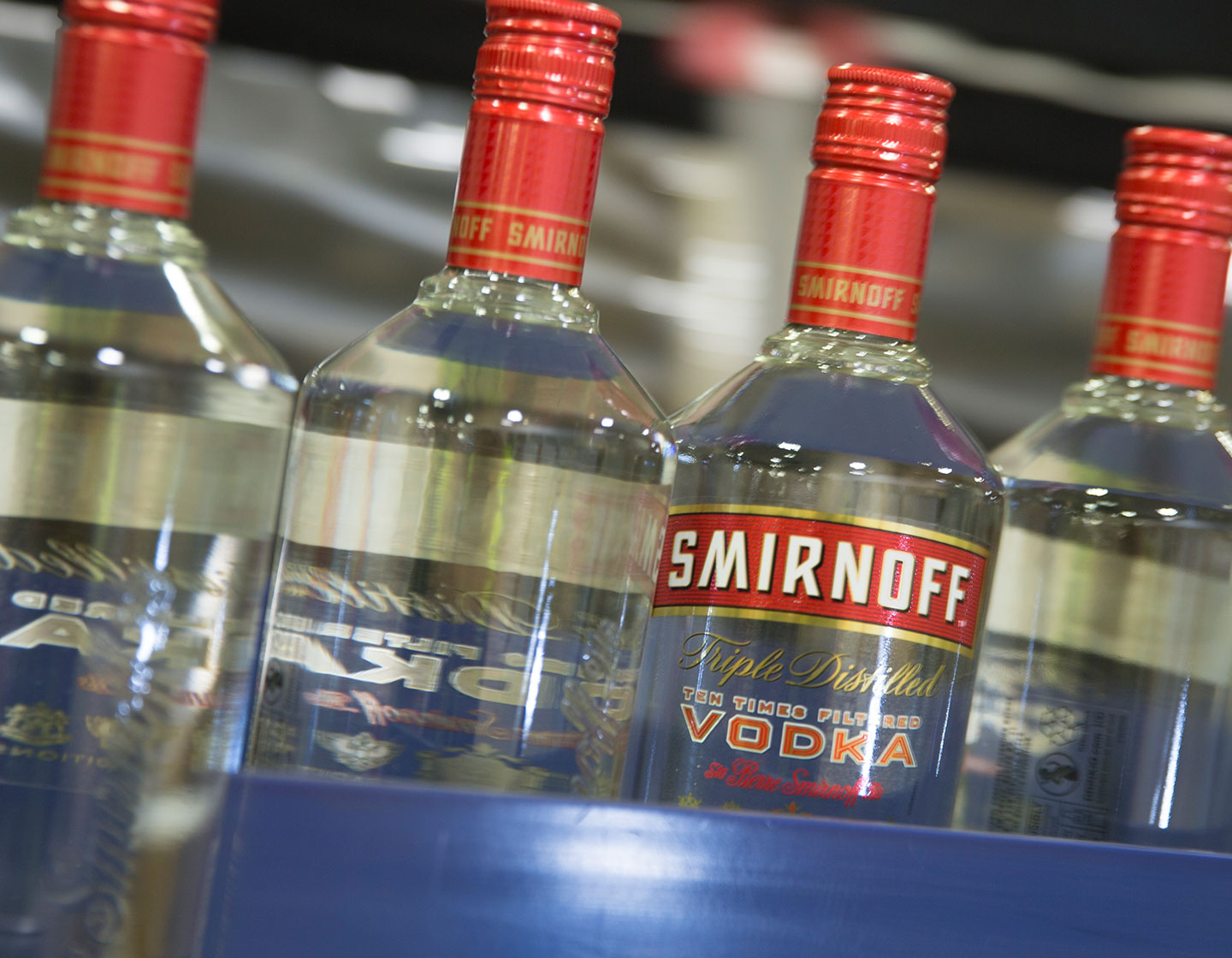Cuatro botella de smirnoff en fila