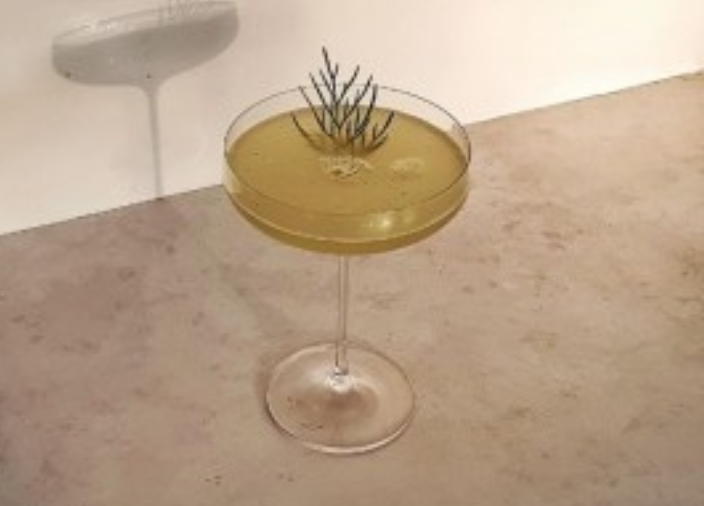 Un cóctel sin alcohol Madam Eliza elaborado con Seedlip Spice 94 y adornado con una ramita de eneldo.