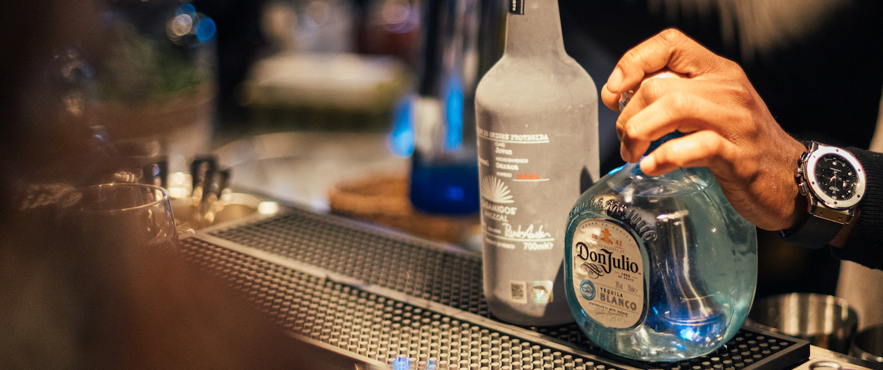 Eine Don Julio Flasche wird von einem Barkeeper gegriffen