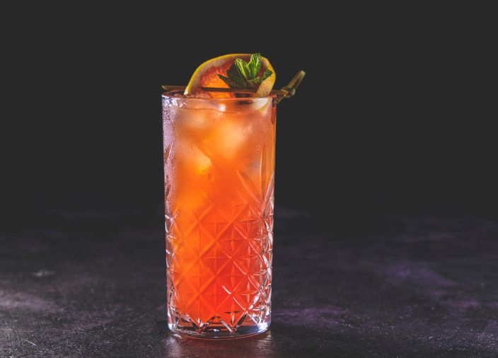 Cóctel Negroni en vaso estilo highball con garnish