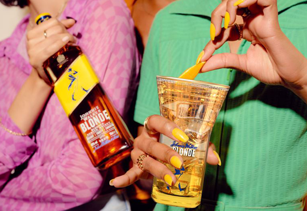 Imagem de um Johnnie Walker Blonde e um drink com Johnnie Walker Blonde 