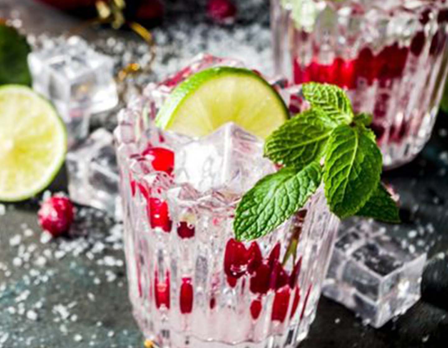 coctel para fiestas navidenas decorado con una flor comestible 