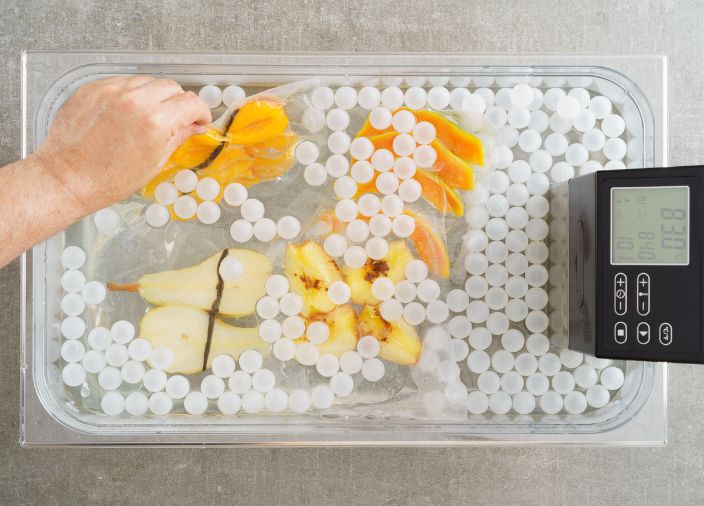 Máquina de cocina Sous Vide con frutas y hielo.