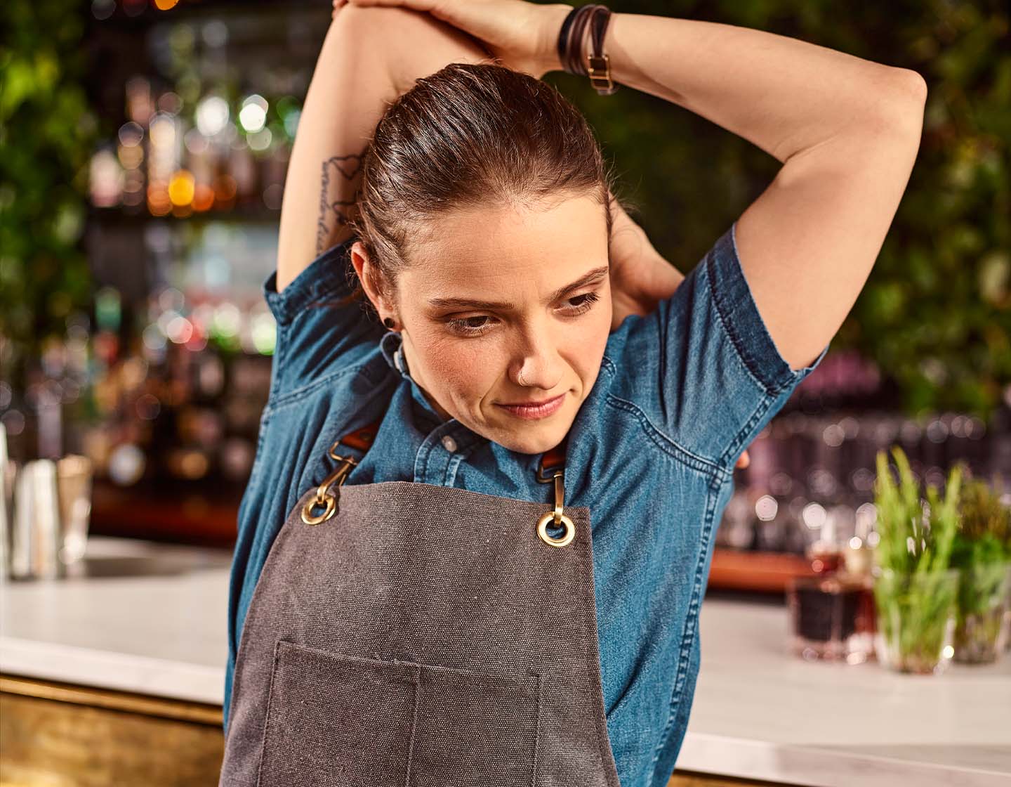 Bartender haciendo estiramiento para relajarse.