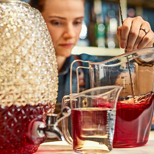 Bartender concentrándose en preparar un cóctel