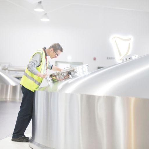 Hombre trabajando en una destilería