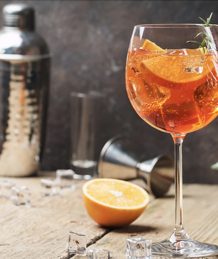 primer plano de copa con coctel naranja