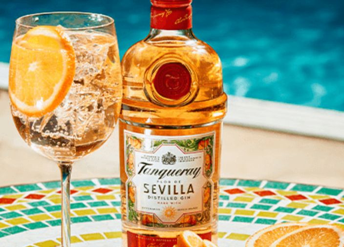 Um coquetel Flor De Sevilla Negroni com uma garrafa de Tanqueray Flor De Sevilla.