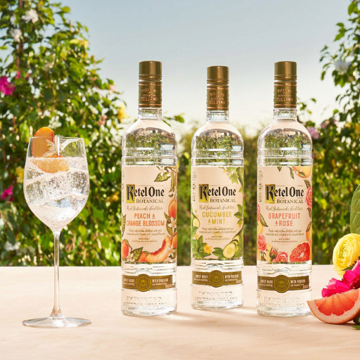 Seleção de variações de Ketel One Botanical sobre a mesa com folhagem ao fundo