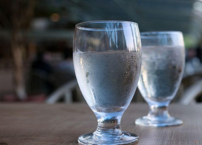 Zwei Gläser Wasser