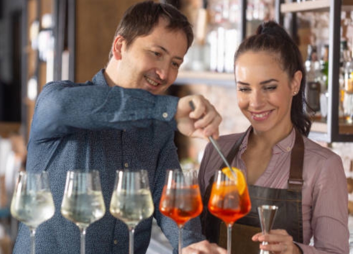 Imagen de bartender experimentado haciendo una demostración al personal detrás de la barra
