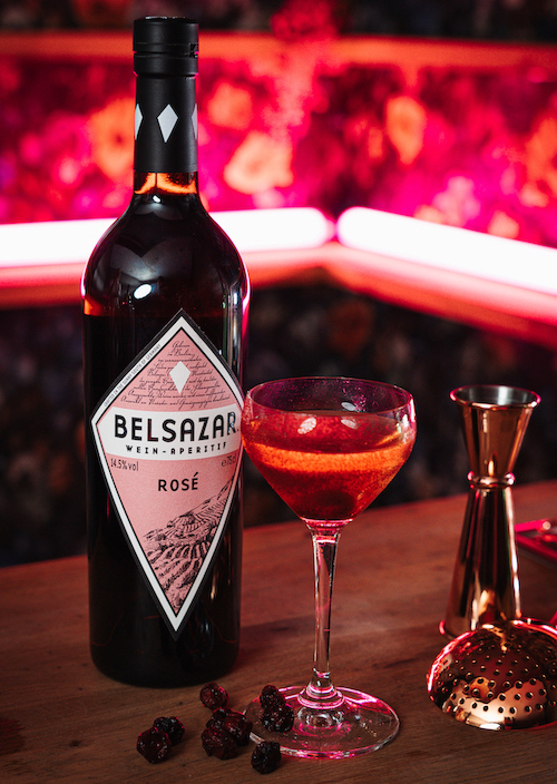 Ein froter Cocktail steht neben einer Belsazar Rosé Flasche