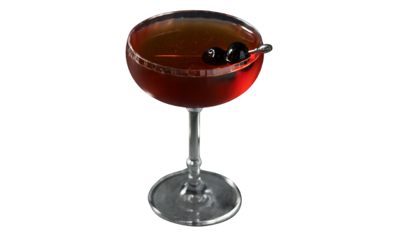 Taça clássica de martini contendo um coquetel límpido em tom âmbar. A bebida elegante traz uma única cereja vermelha com cabinho mergulhada no fundo da taça. Fundo branco isolado.