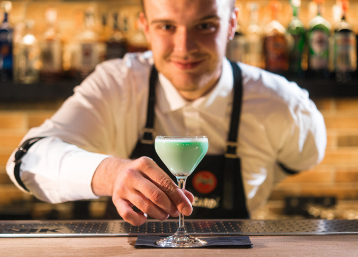Bartender presentando un cóctel