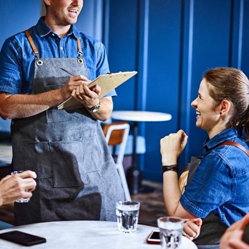  Reunión del gerente de bar con el equipo de bar. 