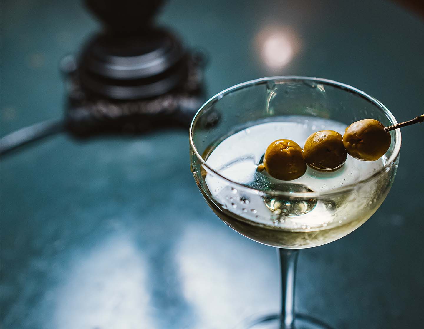 Martini con tres aceitunas
