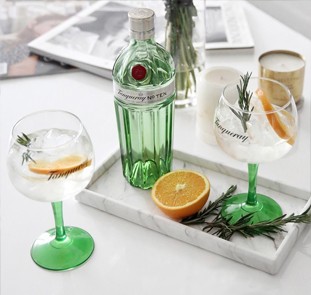 Imagem do gin tanqueray e dois drinks