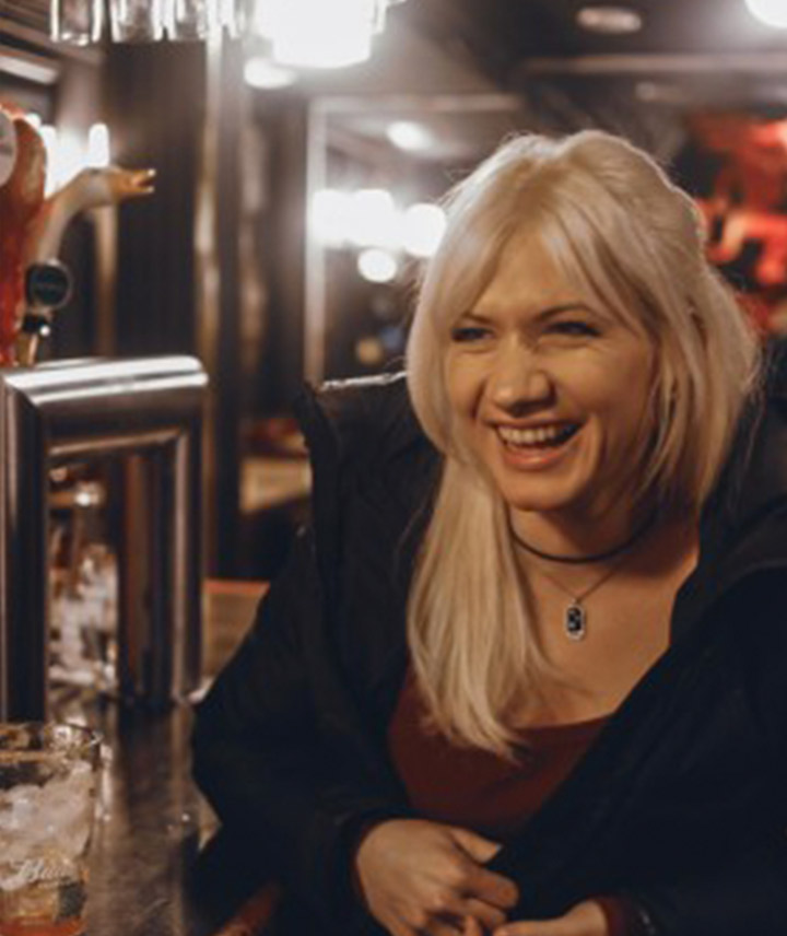 Eine blonde Frau lacht