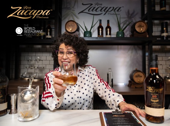 Auswahl an Zacapa-Flaschen auf dem Tisch, umgeben von verschiedenen Cocktails