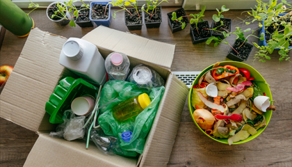 Canecas con residuos de comida y material reciclable 