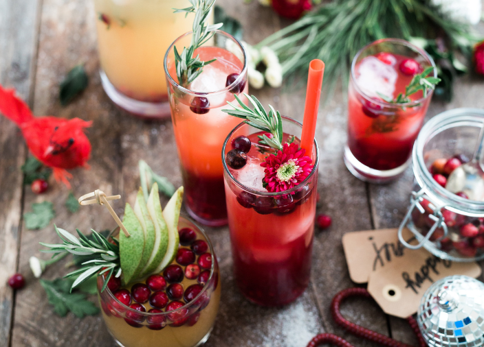 Bebidas navideñas en la mesa
