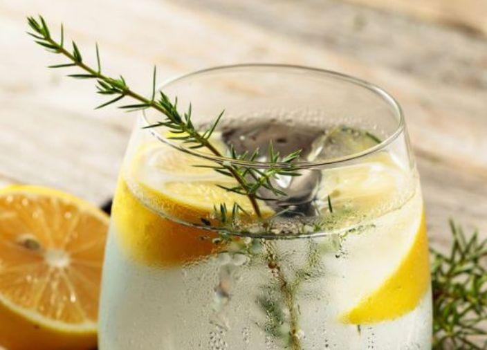 Ein Cocktail garniert mit Zitronen