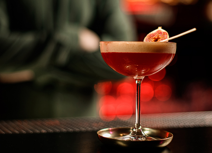 Cóctel rojo en copa de martini