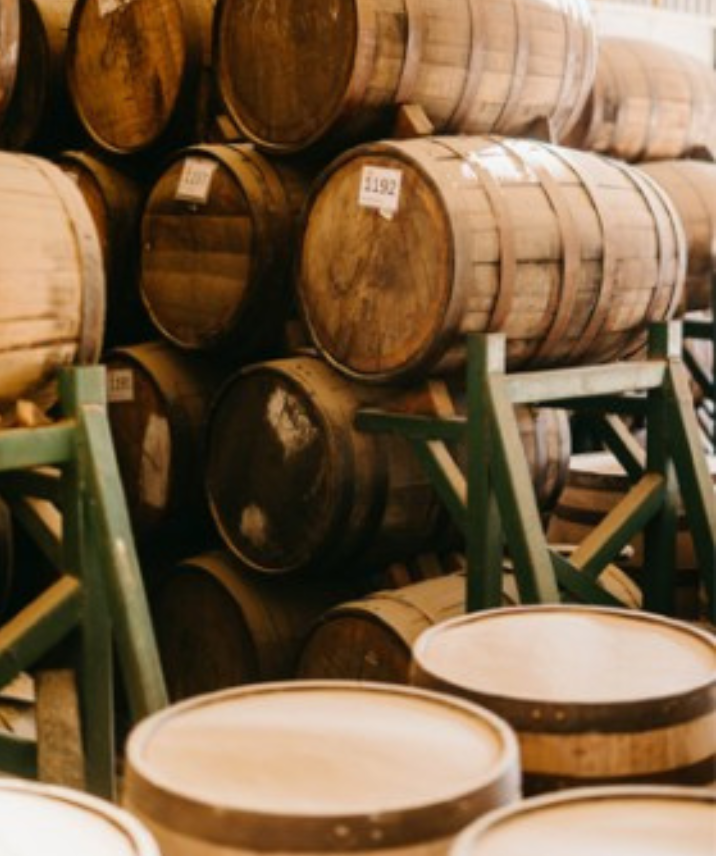 Imagem de barris de whisky e whiskey
