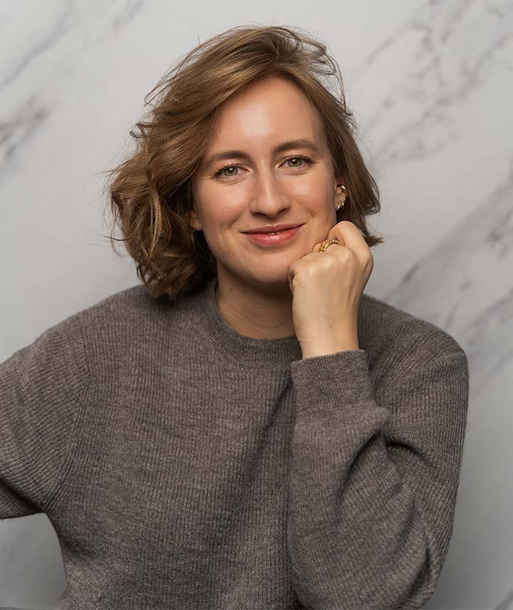 Anne Linden vor einem grauen Hintergrund